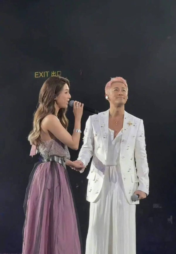 纵横配资 林峯回应与好友钟嘉欣演唱会同框：她是好妹妹