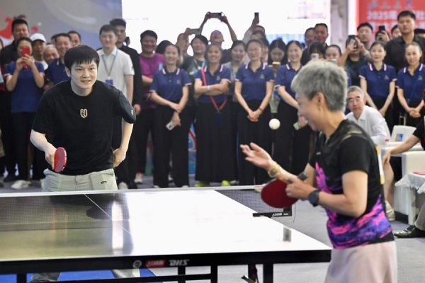 盛谷策略 樊振东与社区“民星”对战“小负”一球，杨浦区国球三进系列争霸赛气氛爆棚