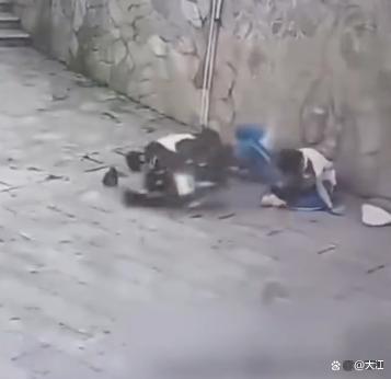 国睿信配 湖南两高中生骑电动车撞围墙身亡，家属称系改装车，最高时速100公里，警方：车辆改装者已被控制